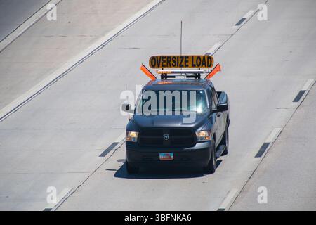 Orem, Utah – le 2 juin 2025 : une camionnette avec un panneau de « CHARGEMENT SURDIMENSIONNÉ » se dirige vers le nord sur l’Interstate 15 à Orem, Utah. Banque D'Images