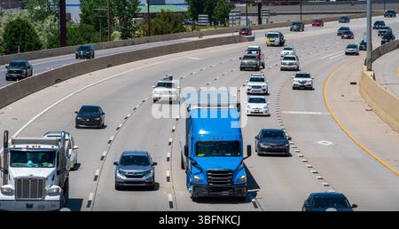 Orem, Utah – 2 juin 2025 : plusieurs véhicules circulent le long de l'Interstate 15 pendant la journée, capturés depuis une perspective élevée montrant la fluidité de la circulation. Banque D'Images