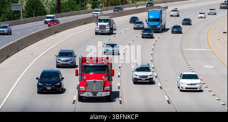 Orem, Utah – 2 juin 2025 : plusieurs véhicules circulent le long de l'Interstate 15 pendant la journée, capturés depuis une perspective élevée montrant la fluidité de la circulation. Banque D'Images