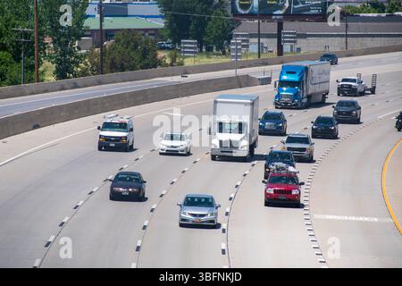 Orem, Utah – 2 juin 2025 : plusieurs véhicules circulent le long de l'Interstate 15 pendant la journée, capturés depuis une perspective élevée montrant la fluidité de la circulation. Banque D'Images