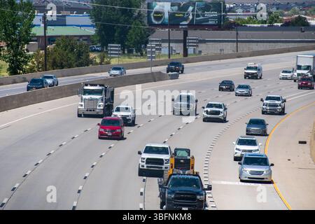 Orem, Utah – 2 juin 2025 : plusieurs véhicules circulent le long de l'Interstate 15 pendant la journée, capturés depuis une perspective élevée montrant la fluidité de la circulation. Banque D'Images