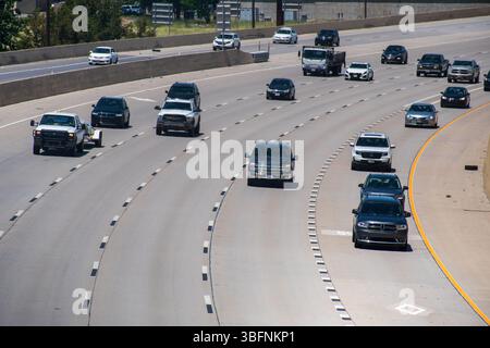 Orem, Utah – 2 juin 2025 : plusieurs véhicules circulent le long de l'Interstate 15 pendant la journée, capturés depuis une perspective élevée montrant la fluidité de la circulation. Banque D'Images