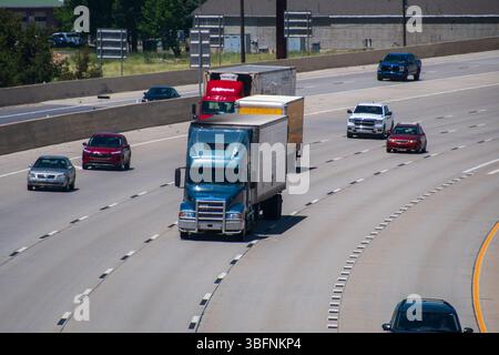 Orem, Utah – 2 juin 2025 : plusieurs véhicules circulent le long de l'Interstate 15 pendant la journée, capturés depuis une perspective élevée montrant la fluidité de la circulation. Banque D'Images