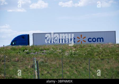 Santaquin, Utah – 1er juin 2025 : une remorque Walmart voyage vers le nord sur l'Interstate 15 à Santaquin, Utah, États-Unis. Banque D'Images