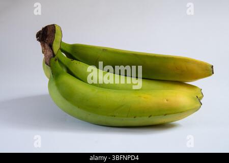 Bananes isolées sur un fond blanc propre. Banque D'Images