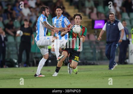 Terni, Italie. 02 juin 2025. Lancini Edoardo (Pescara) vs Donati Francesco (Ternana) lors de la finale Play Off Italian serie C, match Ternana Calcio vs Pescara 02 juin 2025 au stade Liberati de Terni Italie (photo de Luca Marchetti/LiveMedia) lors de Ternana vs pescara, match de football italien Coppa Italia Serie C à Terni, Italie, 02 juin 2025 crédit : Agence photo indépendante/Alamy Live News Banque D'Images