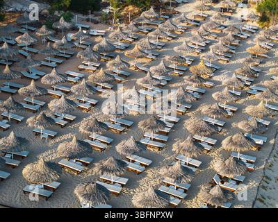 Vue aérienne de la plage organisée avec parasols de paille à Ayia Napa Banque D'Images