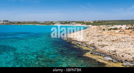 Vue aérienne de la côte d'Ayia Napa avec la plage de Nissi à Chypre Banque D'Images