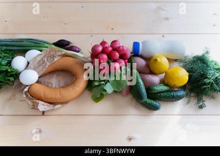 Un mélange vibrant de concombres frais, radis, œufs durs, jambon, crème sure, l'aneth, le persil, incarne magnifiquement l'essence de l'Okroshka Banque D'Images