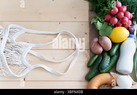 Un mélange vibrant de concombres frais, radis, œufs durs, jambon, crème sure, l'aneth, le persil, incarne magnifiquement l'essence de l'Okroshka Banque D'Images