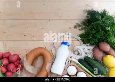 Un mélange vibrant de concombres frais, radis, œufs durs, jambon, crème sure, l'aneth, le persil, incarne magnifiquement l'essence de l'Okroshka Banque D'Images