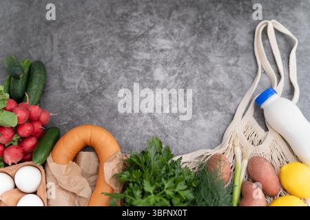 Un mélange vibrant de concombres frais, radis, œufs durs, jambon, crème sure, l'aneth, le persil, incarne magnifiquement l'essence de l'Okroshka Banque D'Images