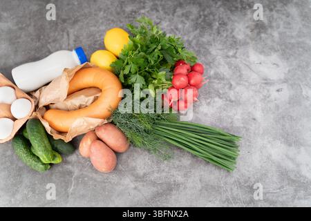 Un mélange vibrant de concombres frais, radis, œufs durs, jambon, crème sure, l'aneth, le persil, incarne magnifiquement l'essence de l'Okroshka Banque D'Images