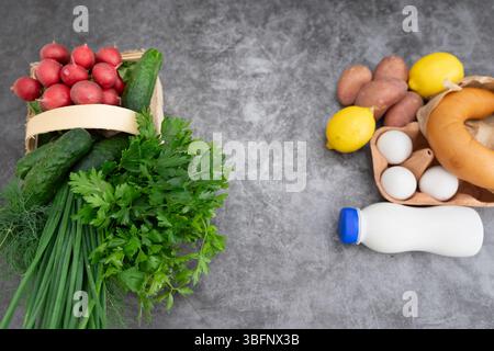 Un mélange vibrant de concombres frais, radis, œufs durs, jambon, crème sure, l'aneth, le persil, incarne magnifiquement l'essence de l'Okroshka, un Ru rafraîchissant Banque D'Images