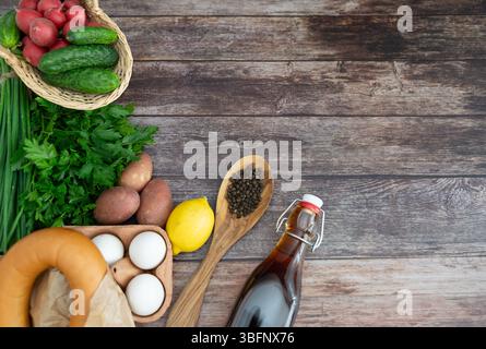 Un mélange vibrant de concombres frais, radis, œufs durs, jambon, kvas, l'aneth, le persil, incarne magnifiquement l'essence de l'Okroshka Banque D'Images