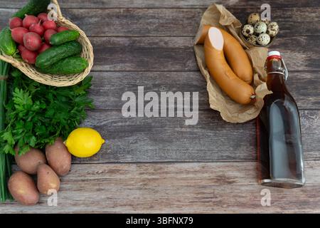 Un mélange vibrant de concombres frais, radis, œufs durs, jambon, kvas, l'aneth, le persil, incarne magnifiquement l'essence de l'Okroshka Banque D'Images