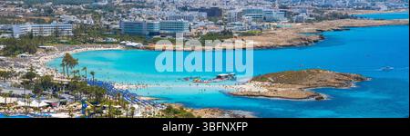 Vue aérienne de la plage de Nissi et ses environs à Ayia Napa, Chypre Banque D'Images