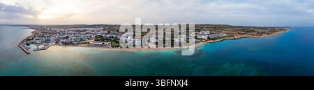 Vue aérienne de la côte d'Ayia Napa avec les plages de Nissi et Landa Banque D'Images