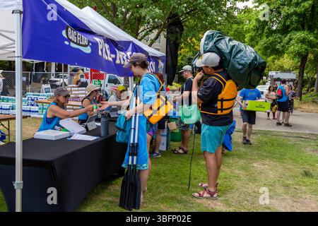 The Big Float, Portland, Oregon - 13 juillet 2019 : les gens s'enregistrent pour le Big Float, un événement annuel où les gens flottent sur la rivière Willamette. Banque D'Images