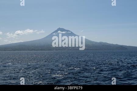 Faial POR, Themenbild Reisen, Insel Pico, Azoren, Portugal, 02.06.2025. Blick auf den Montanha do Pico von der Faehre zwischen Faial und Pico aus gesehen POR, Themenbild Reisen, Insel Pico, Azoren, Portugal, 02.06.2025. *** Faial POR, voyage photo à thème, Île de Pico, Açores, Portugal, 02 06 2025 vue de la Montanha do Pico vue du ferry entre Faial et Pico POR, photo à thème voyage, Île de Pico, Açores, Portugal, 02 06 2025 Copyright : xEibner-Pressefoto/HeikexFeinerx EP HFR Banque D'Images