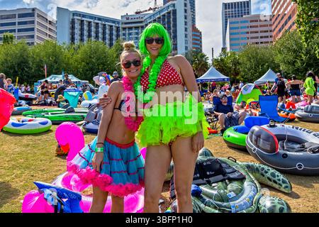 The Big Float, Portland, Oregon - 13 juillet 2019 : deux femmes posent dans des tenues colorées et des leis avant de flotter sur la rivière Willamette. Banque D'Images