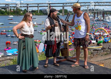 The Big Float, Portland, Oregon - 13 juillet 2019 : un pirate est interviewé au Big Float, un événement visant à recueillir des fonds pour le Human Access Project. Banque D'Images