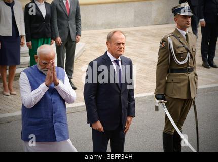 Varsovie, Pologne. 22 août 2024. Le premier ministre indien Narendra Modi rencontre son homologue Donald Tusk dans cette photo prise à Varsovie, en Pologne, le 22 août 2024. Lors de ses premiers commentaires publics depuis les élections de dimanche, Tusk a annoncé qu'il appellerait un vote de confiance dans son gouvernement pour tenter de consolider le soutien à sa coalition après un revers brutal lors des élections présidentielles. (Photo de Jaap Arriens/Sipa USA) crédit : Sipa USA/Alamy Live News Banque D'Images