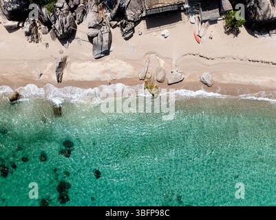 Plage de sable avec de grands rochers et de l'eau turquoise claire vue d'en haut. Thaïlande, Koh Tao. Banque D'Images