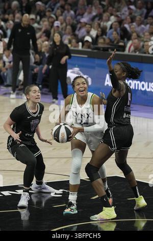 L'attaquant des Lynx du Minnesota, Napheesa collier (24 ans), au panier en première mi-temps, contre le centre des Golden State Valkyries, Temi Fagbenle (14 ans) et la garde de Kate Martin (20 ans) lors d'un match de la WNBA contre les Lynx du Minnesota au Chase Center, dimanche 6/1/25, à San Francisco. (Photo de Gerome Wright/image du sport). Banque D'Images