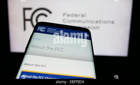 Stuttgart, Allemagne - 01-23-2025 : téléphone portable avec le site Web de l'agence américaine Federal Communications Commission (FCC) sur l'écran devant le logo. Banque D'Images