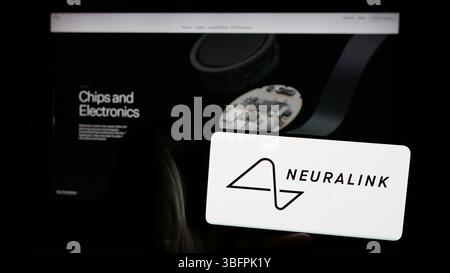 Stuttgart, Allemagne - 01-23-2025 : personne tenant un téléphone portable avec le logo de la société américaine de neurotechnlogie Neuralink Corp. sur l'écran Banque D'Images
