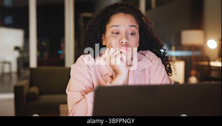 Étudiant, femme et ennuyé avec ordinateur portable à la maison pour l'étude de nuit, projet de recherche et délai de rédaction. Éducation, fatigue et thèse de lecture de fille avec Banque D'Images