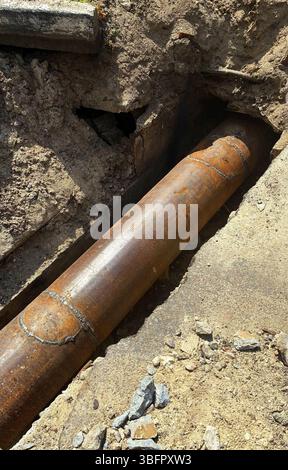 Canalisation de chauffage dans la tranchée, réparation des communications de la ville, remplacement des vieux tuyaux. Remplacer les conduites d'eau, la réparation et la rénovation du chauffage principal. Chaud et Banque D'Images