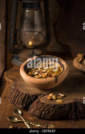 Om Ali dessert, sucré égyptien traditionnel servi chaud dans une ambiance hivernale Banque D'Images
