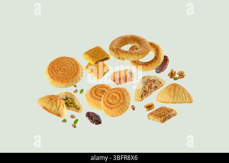 Assortiment de biscuits Maamoul et oriental sur fond blanc, remplis de dattes, pistaches, noix et fenugrec Banque D'Images