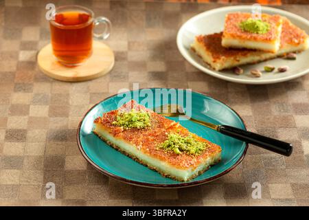 Crème Basbousa, dessert traditionnel moyen-oriental à la semoule Banque D'Images