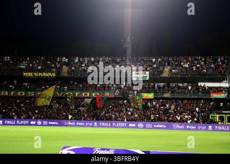 Terni, Italie. 03 juin 2025. Les fans de Ternana Sector nord lors de la finale Play Off Italian série C, match Ternana Calcio vs Pescara 02 juin 2025 au stade Liberati de Terni Italie (photo de Luca Marchetti/LiveMedia) lors de Ternana vs pescara, match de football italien Coppa Italia Serie C à Terni, Italie, 02 juin 2025 crédit : Agence photo indépendante/Alamy Live News Banque D'Images