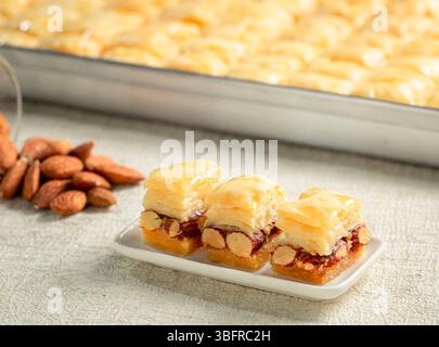 Gros plan du baklava aux amandes, dessert sucré traditionnel du moyen-Orient Banque D'Images