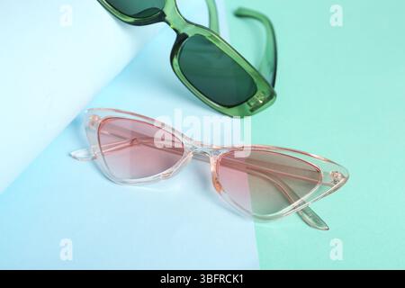 Lunettes modernes sur fond turquoise, gros plan Banque D'Images