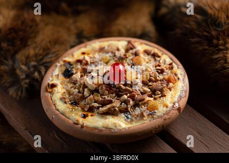 Om Ali dessert, sucré égyptien chaud à base de pâte feuilletée, de lait et de noix, servi en hiver Banque D'Images
