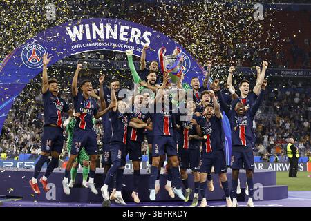 MUNCHEN - le gardien de but Gianluigi Donnarumma, Achraf Hakimi du Paris Saint-Germain, Presnel Kimpembe du Paris Saint-Germain, Marquinhos du Paris Saint-Germain, Khvicha Kvaratskhelia du Paris Saint-Germain, Fabian Ruiz du Paris Saint-Germain, Goncalo Ramos du Paris Saint-Germain, Ousmane Dembele du Paris Saint-Germain, Desire Doue du Paris Saint-Germain Banque D'Images