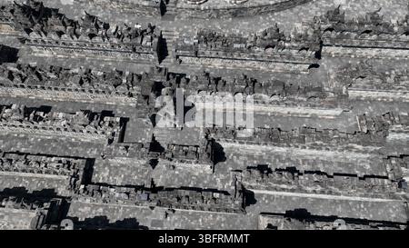 Une vue aérienne époustouflante révèle les couloirs géométriques et les terrasses complexes de Borobudur, le plus grand temple bouddhiste du monde, mettant en valeur son ancien temple Banque D'Images