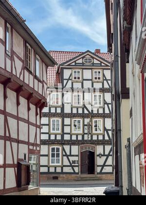 Charmante vue sur une maison historique à colombages nichée dans une ruelle étroite. L'architecture traditionnelle avec poutres apparentes en bois met en valeur le pittoresque Banque D'Images