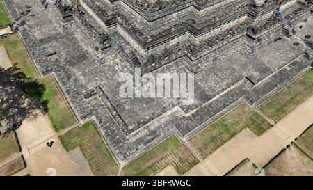 Une vue aérienne époustouflante capture les détails complexes des coins de Borobudur, révélant les temples impressionnants en pierre et la précision géométrique de Abov Banque D'Images