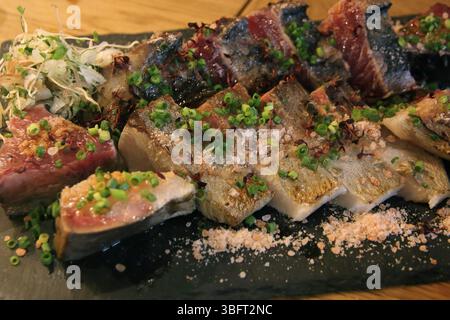Belle assiette de sashimi au Japon Banque D'Images