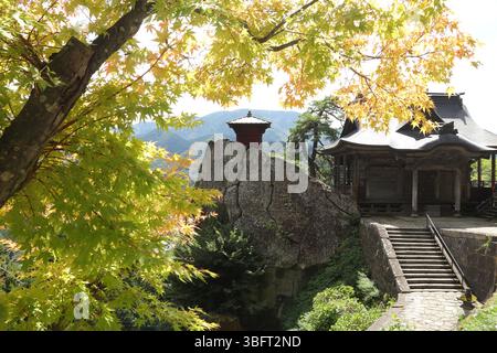 Temple Yamadera au début de l'automne avec feuilles d'érable jaunes Banque D'Images