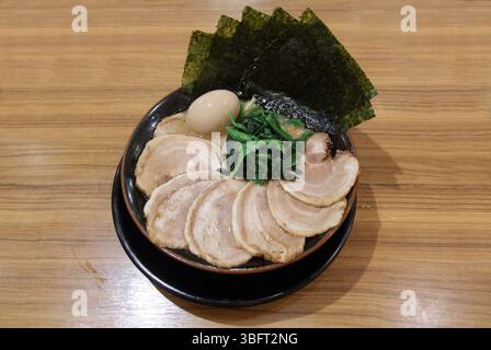 Vrai tonkotsu japonais dans un petit restaurant à Tokyo Banque D'Images