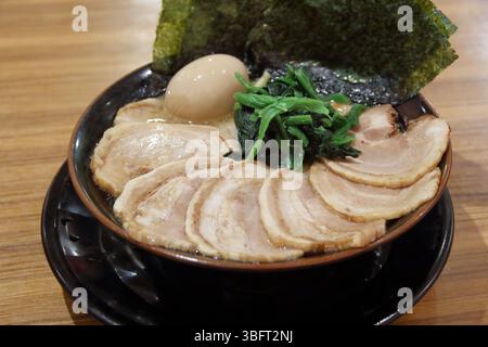 Vrai tonkotsu japonais dans un petit restaurant à Tokyo Banque D'Images