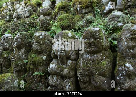 Beaucoup de statues de pierre dans le temple Otagi Nenbutsu-ji à Kyoto, Japon Banque D'Images