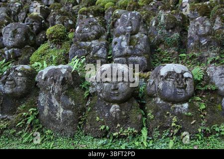 Beaucoup de statues de pierre dans le temple Otagi Nenbutsu-ji à Kyoto, Japon Banque D'Images